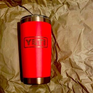 YETI 20oz FOLDS OF HONOR RED